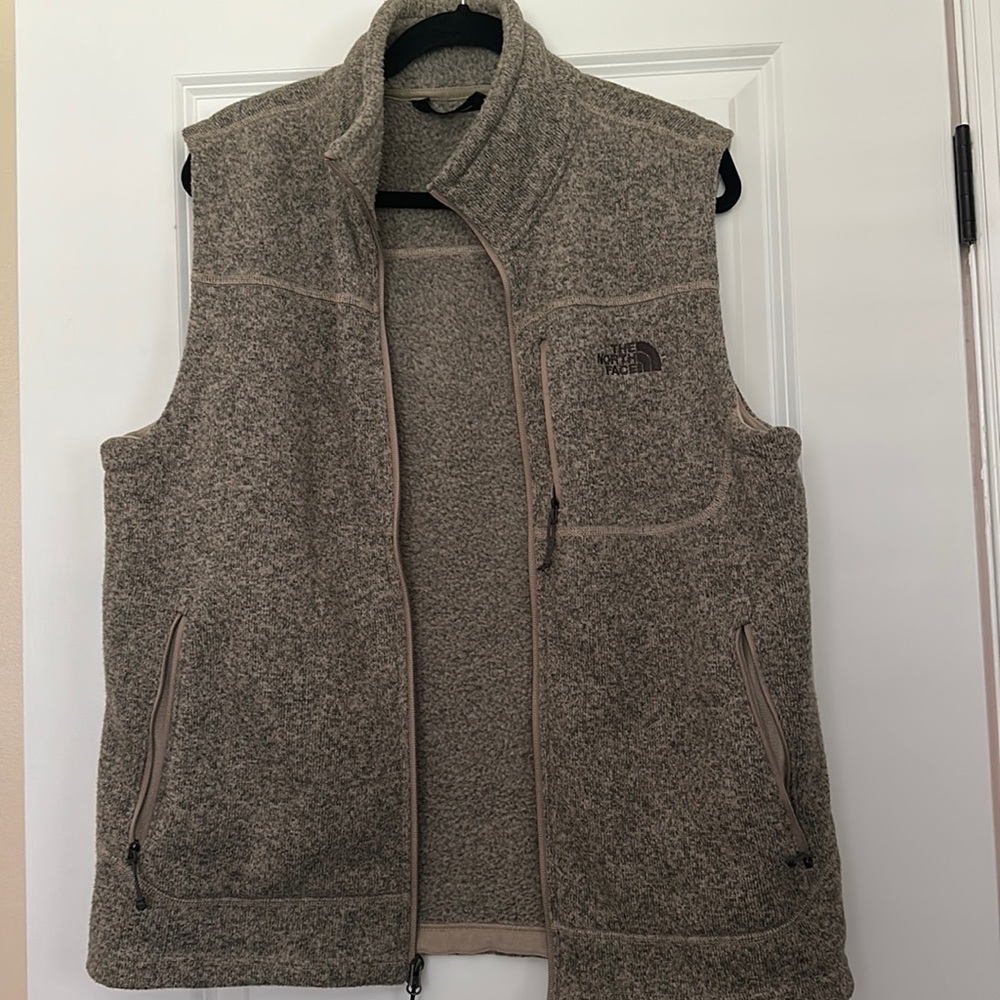 Like New men’s NorthFace vest in beige/grey color